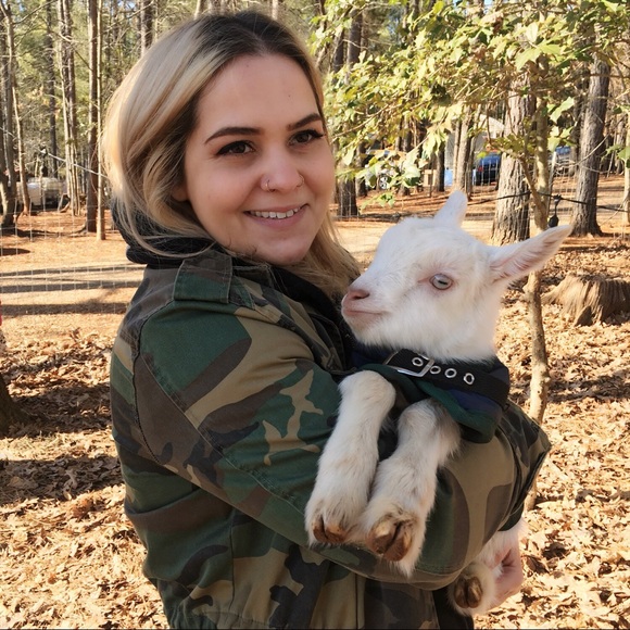 Meet your Posher, Alexis - Picture 1 of 1